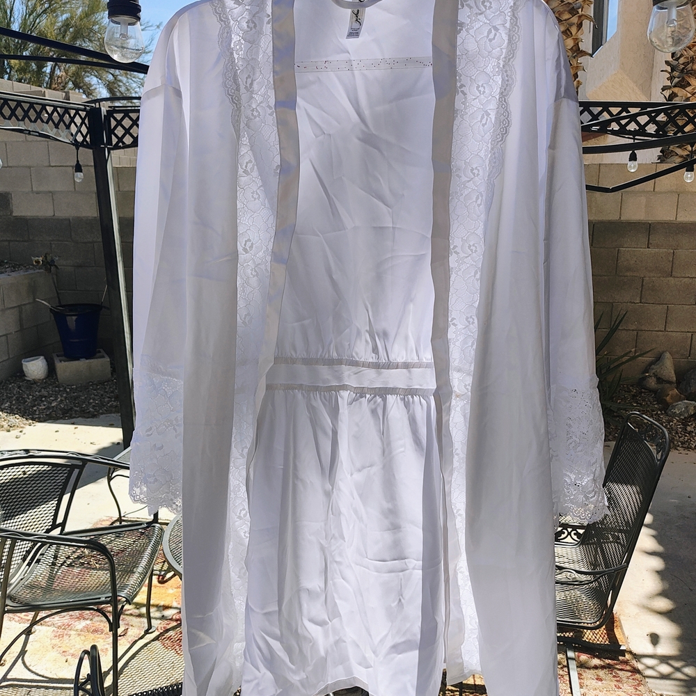 Elegant White Lace Robe